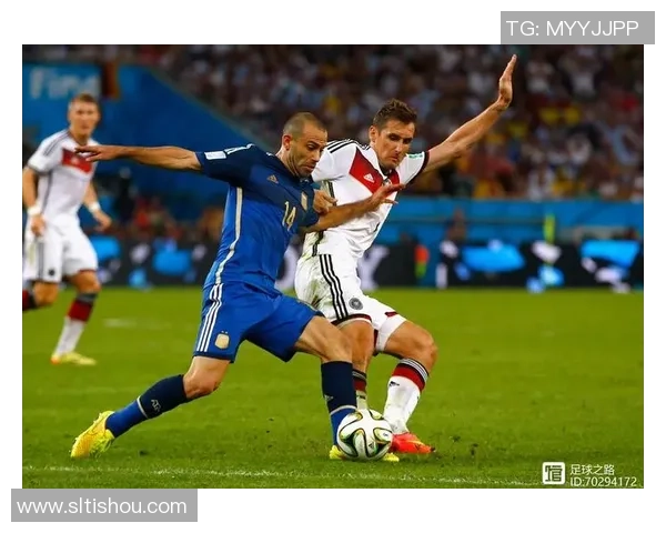 捷克足球明星博格的传奇生涯与对足球的热爱之路