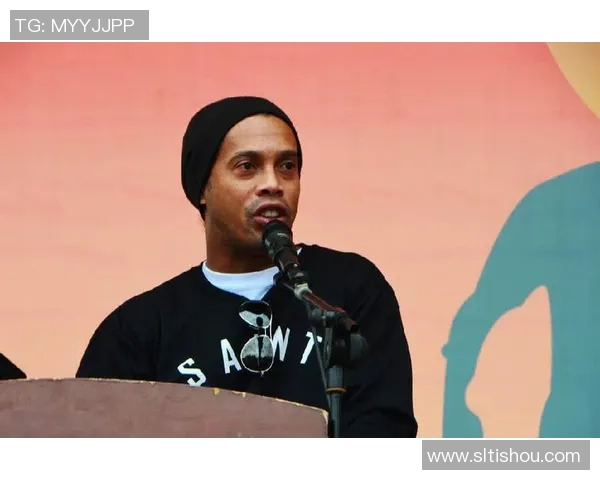 足球明星小罗的传奇人生与足球艺术的完美结合 足球明星小罗的传奇人生与足球艺术的完美结合